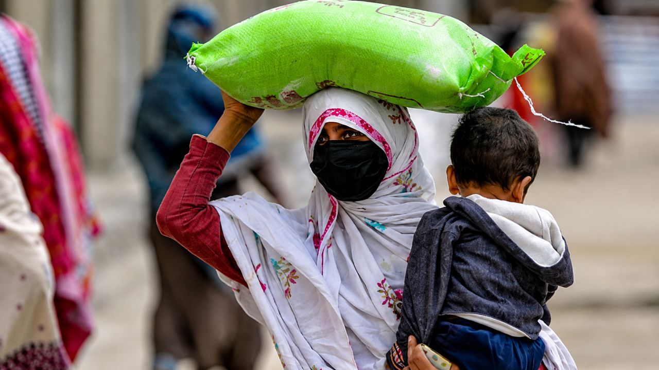 Pakistan News : गरिबीचा वाढता विळखा; अन्न-घरासाठीच ६३% खर्च