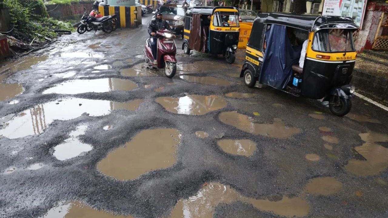 फाऊंटन-गायमुख रस्त्यावरील खड्ड्यांवरून मिरा-भाईंदरचे राजकारण तापले; महापौरांच्या पत्रावरून शिवसेना आक्रमक