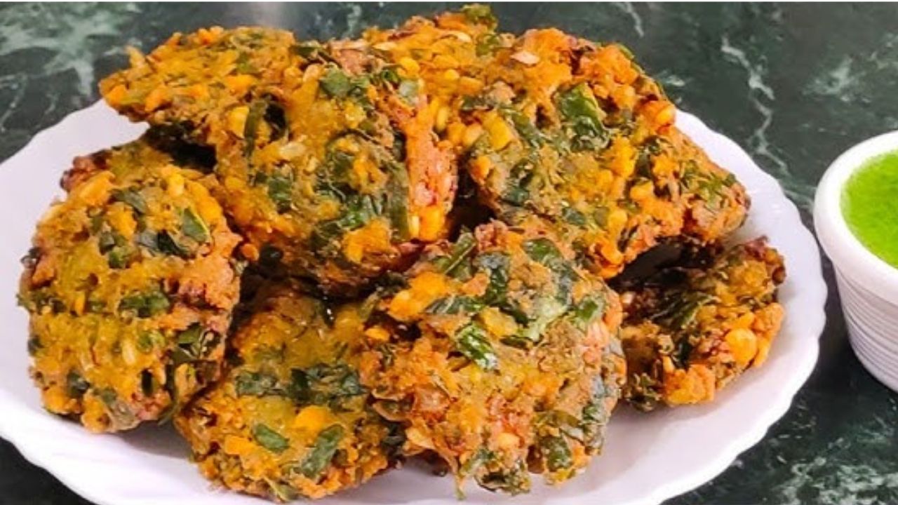 Palak Vada Recipe : संध्याकाळच्या नाश्त्यासाठी काही कुरकुरीत खायचंय? मग घरी बनवा टेस्टी ‘पालक वडा’