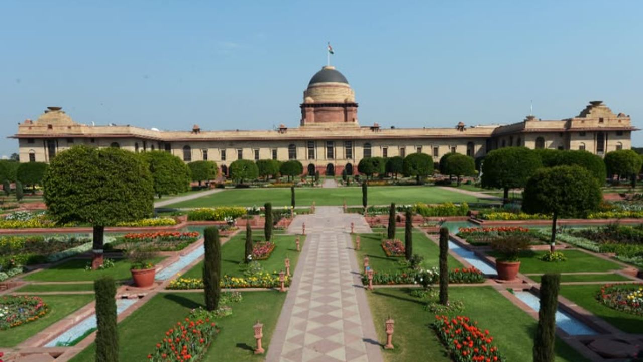 Travel News : सामान्य लोकांसाठी खुलं होत आहे अमृत उद्यान; जाणून घ्या टायमिंग आणि डिटेल्स