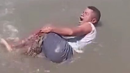 पाण्याच्या राक्षसाने तोंडात धरला व्यक्तीचा पाय, वेदनेने कळवळत राहिला अन् मग… थरारक घटनेचा Video Viral