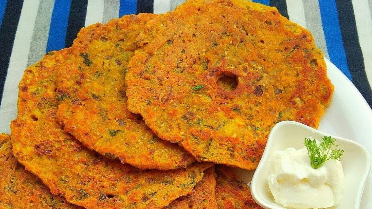 Breakfast : सकाळच्या नाश्त्यासाठी बनवा पाैष्टीक आणि चविष्ट ‘गाजराचे थालीपीठ’, टीफिनसाठी रेसिपी ठरेल परफेक्ट