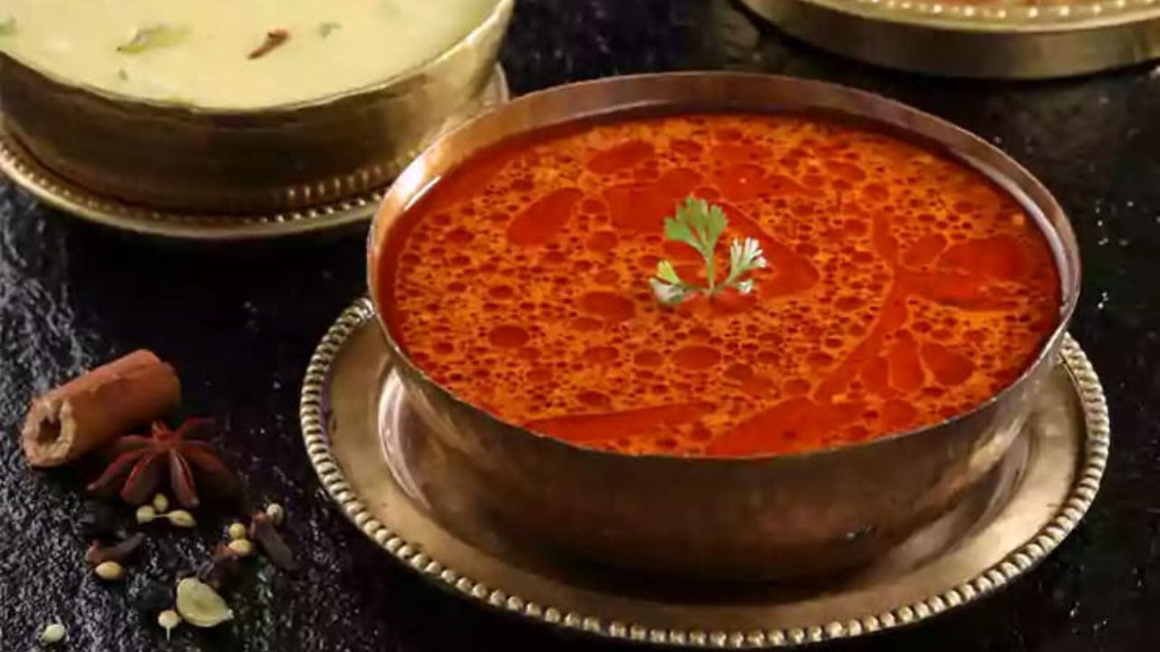 Recipe : झणझणीत अस्सल गावरान चवीचा कोल्हापूरी तांबडा रस्सा कसा बनवायचा? रेसिपी नोट करा
