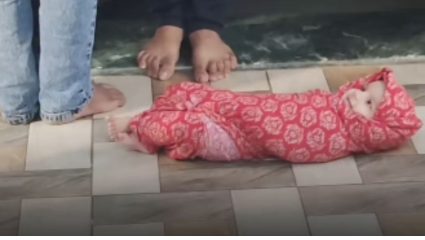 नाशिकमध्ये आई-वडिलांनी टाकून दिली चिमुकली; चेहऱ्यावरील निरागस स्मितहास्याने सोशल मीडिया यूजर्स झाले भावूक; Video Viral