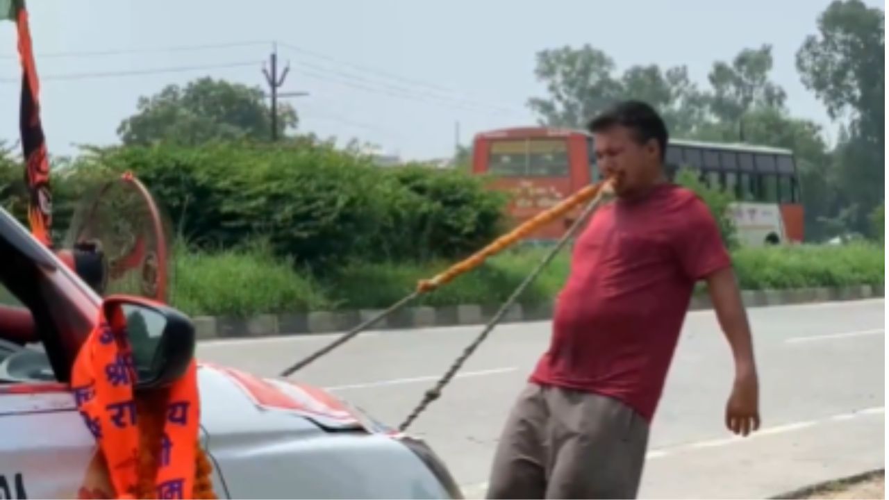 दातांनी कार ओढत सुरू केली अनोखी कावड यात्रा! व्यक्तीच्या शिवभक्तीने वेधले लोकांचे लक्ष; Video Viral