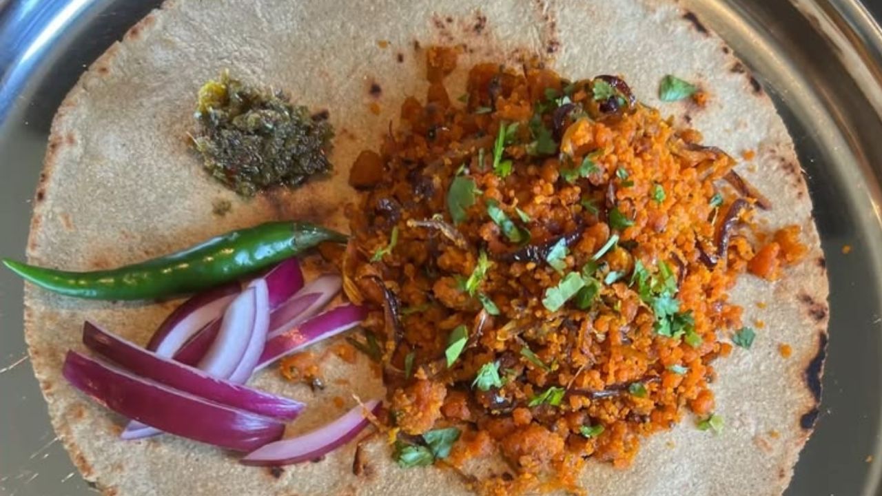 Zunka Recipe : रात्रीच्या जेवणाला बनवा झणझणीत गावराण स्टाईल झुणका, चव अशी की तोंडाला येईल पाणी