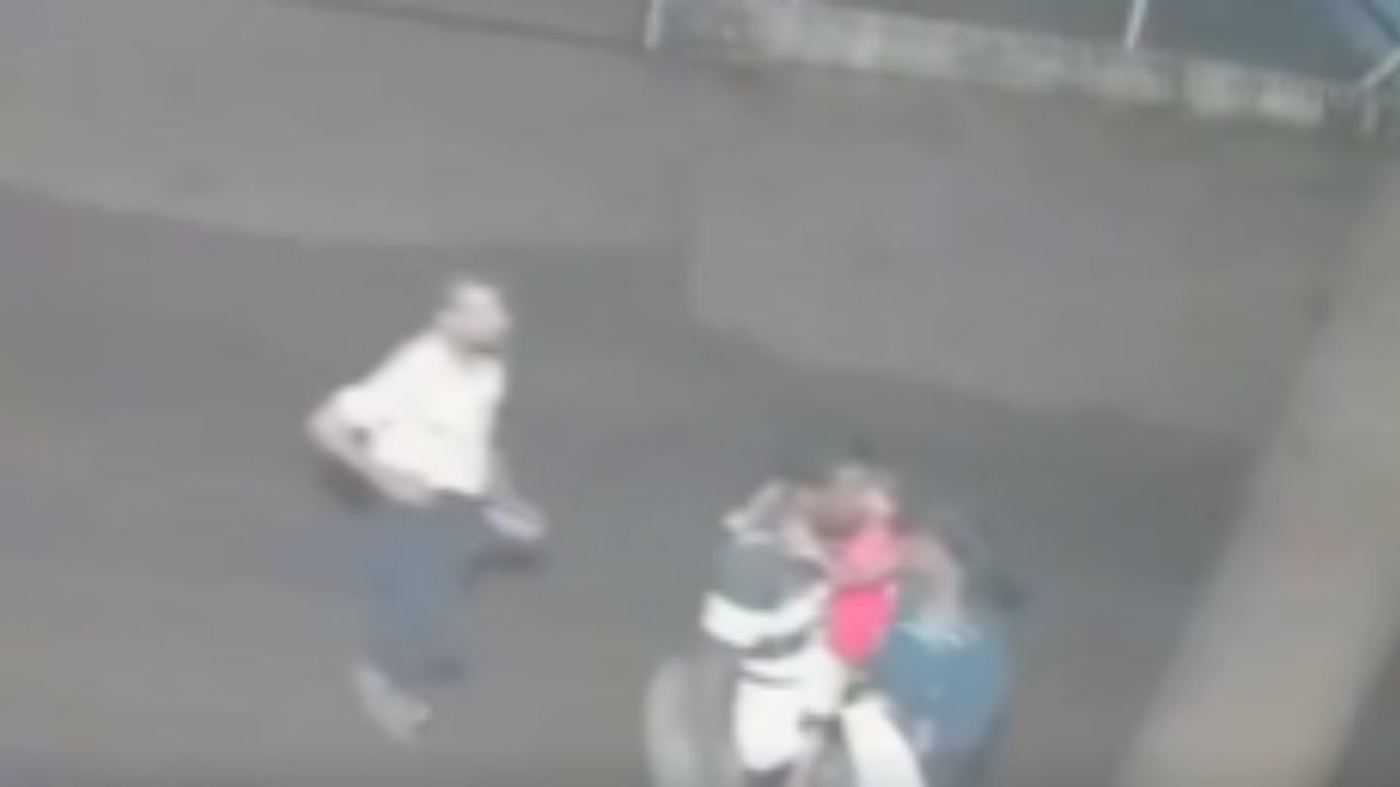 Pune Crime : पुण्यात अनैतिक संबंधाचा थरार! भरचौकात तरुणावर चाकूने सपासप वार, बायको-मुलासमोरच मृत्यू