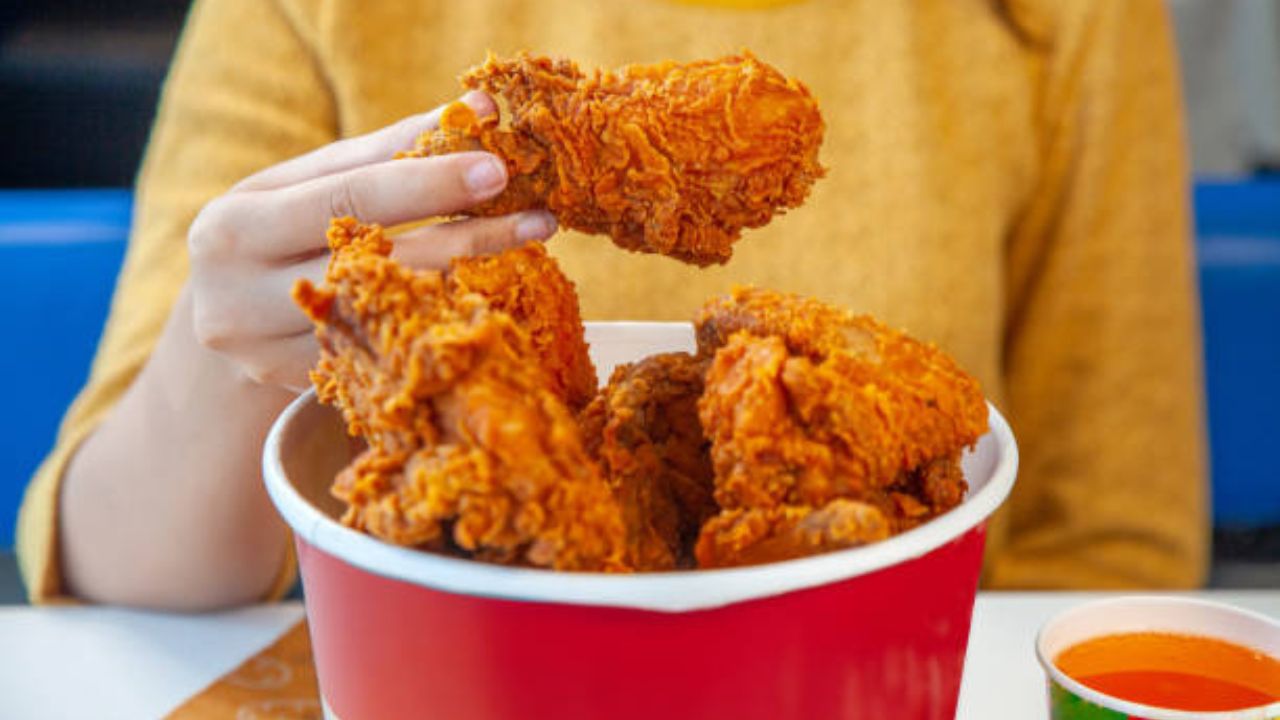 फ्राइड चिकनमध्ये चक्क Condom? कपलचा Popeyes कंपनीवर गंभीर आरोप, कोर्टात पोहोचलं प्रकरण