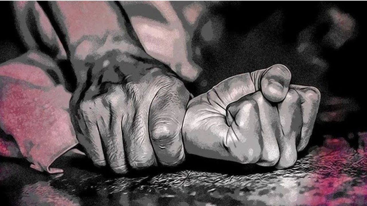 आई-मुलाच्या नात्याला काळीमा! मद्यधुंद अवस्थेत मुलाकडून आईवर लैंगिक अत्याचार, आरोपीला स्थानिकांकडून बेदम मारहाण