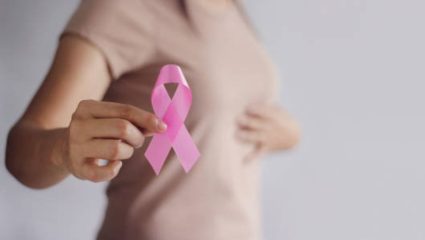 महिलांमध्ये वाढतोय ब्रेस्ट कॅन्सरचा धोका? रोजच्या या हेल्दी सवयी ठरू शकतात संरक्षण कवच
