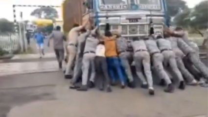 रेल्वे ट्रॅकवर अडकला होता अवजड ट्रक; भारतीय लष्कराचे जवान धावून आले अन् टळला मोठा अपघात; Video Viral