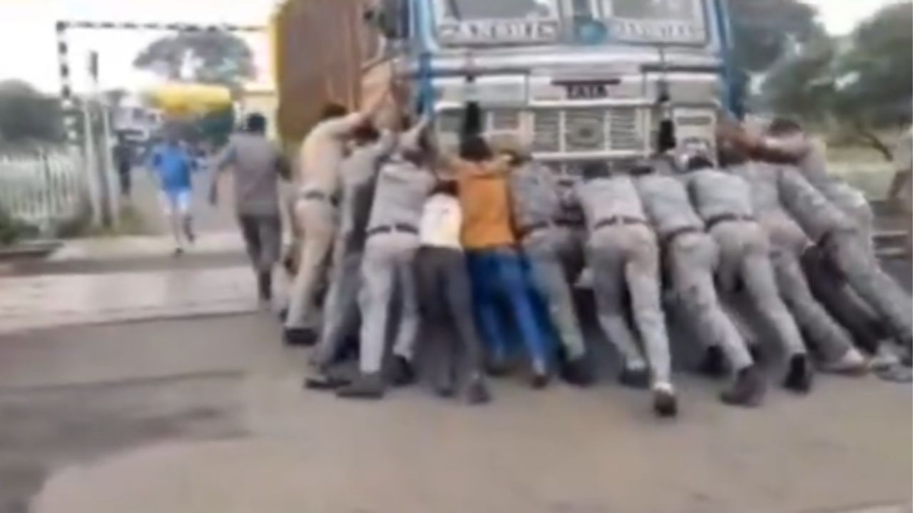 रेल्वे ट्रॅकवर अडकला होता अवजड ट्रक; भारतीय लष्कराचे जवान धावून आले अन् टळला मोठा अपघात; Video Viral