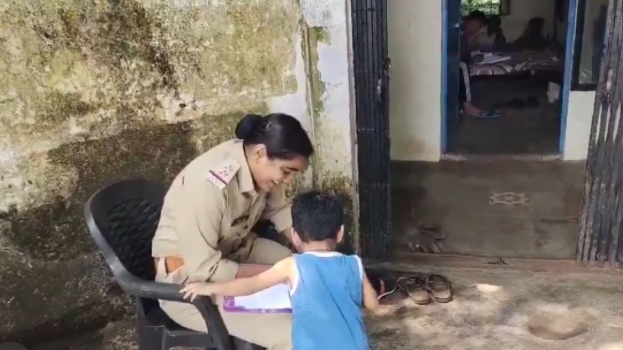 माझं चॉकलेट चोरलं गेलं, मला न्याय हवा… चिमुकल्यांची पोलिसांकडे मिश्किल तक्रार; Video Viral