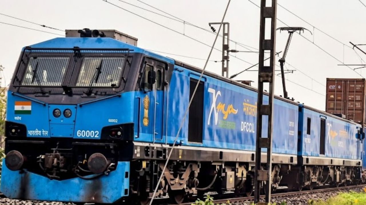 Indian Railway : भारतीय रेल्वेचा नवा विक्रम; ४२२ किमीच्या प्रवासात ३६० कंटेनरची विक्रमी वाहतूक
