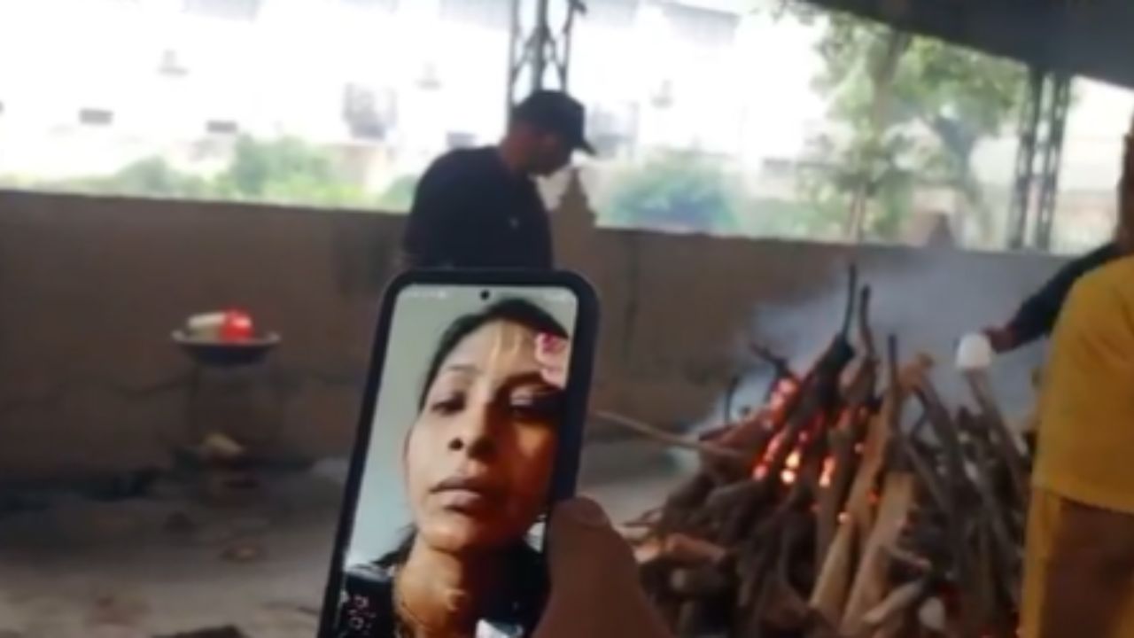 शेवटचा निरोपही मिळाला नाही; लेकींच्या प्रतीक्षेतच वडिलांनी सोडला अखेरचा श्वास… मुलगी म्हणाली ‘अंत्यसंस्काराचा व्हिडिओ पाठवा’