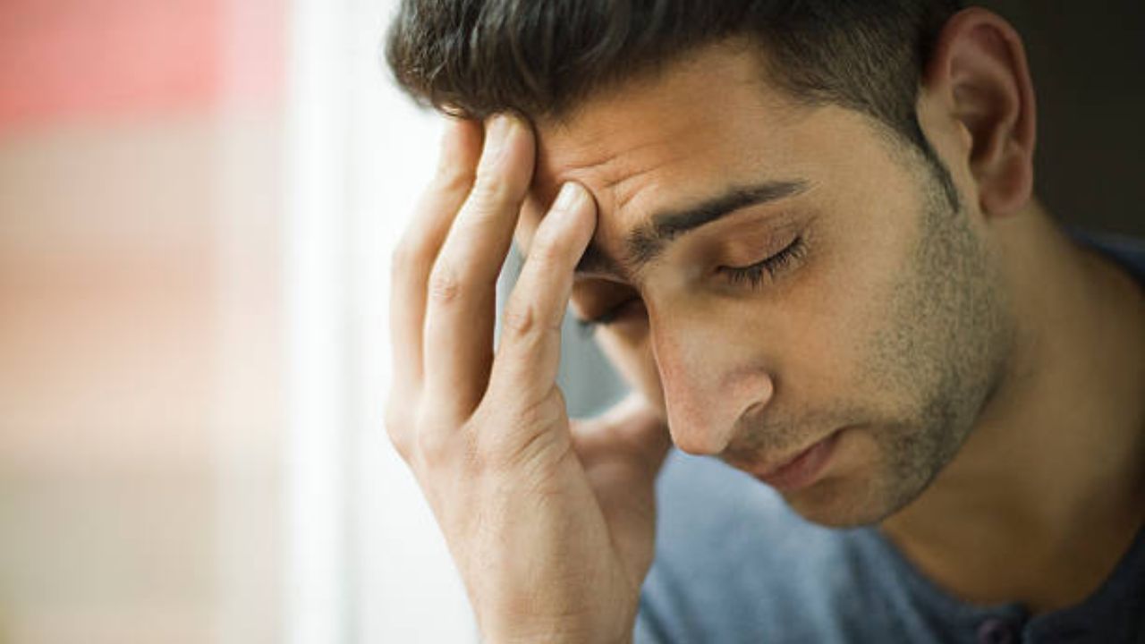 नैराश्यापासून दूर राहायचंय? डिप्रेशनवर मात करण्यासाठी औषधांसोबत जीवनशैलीतही करा ‘हे’ बदल