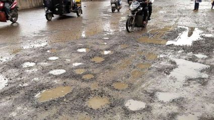 आंजिवडे गावाचा रस्ता बनला खड्ड्यांचा सापळा; नागरिकांचा प्रशासनावर आरोप