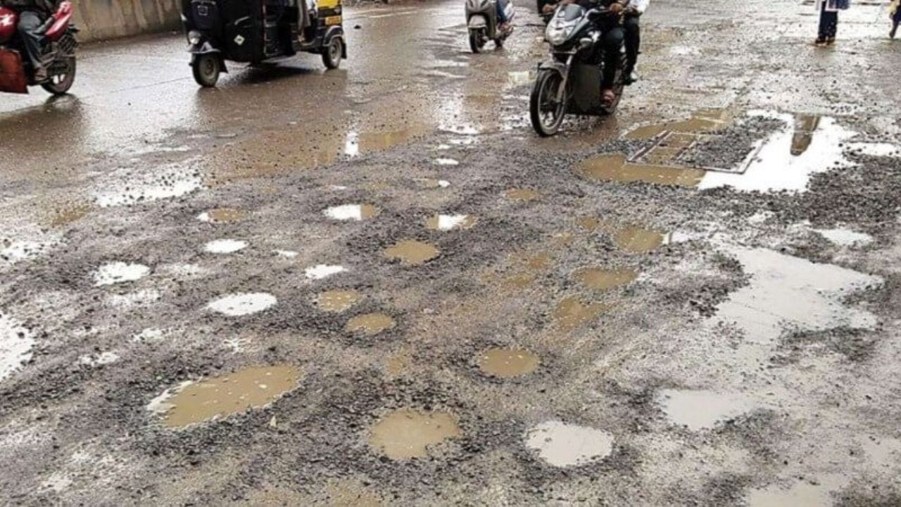 आंजिवडे गावाचा रस्ता बनला खड्ड्यांचा सापळा; नागरिकांचा प्रशासनावर आरोप