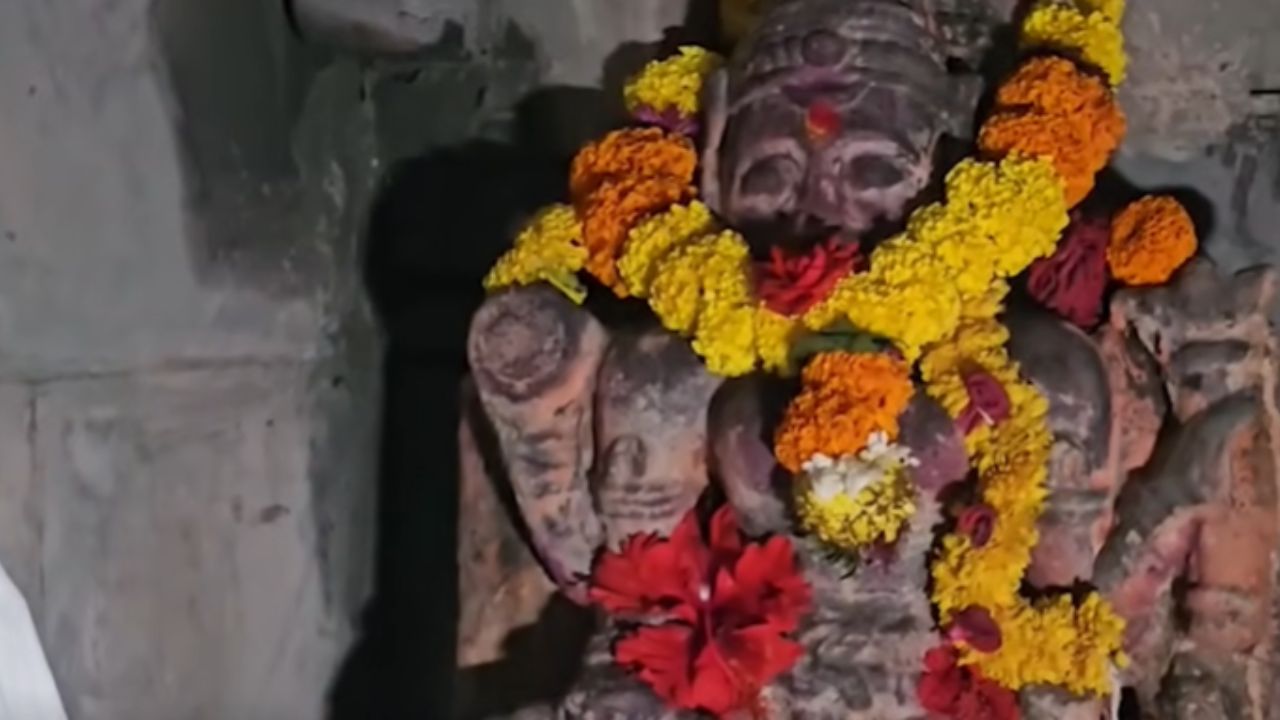 देवीचा तांदळा हलवला अन् खाली दिसली प्राचीन मूर्ती; अहिल्यानगरमधील घटना चर्चेत