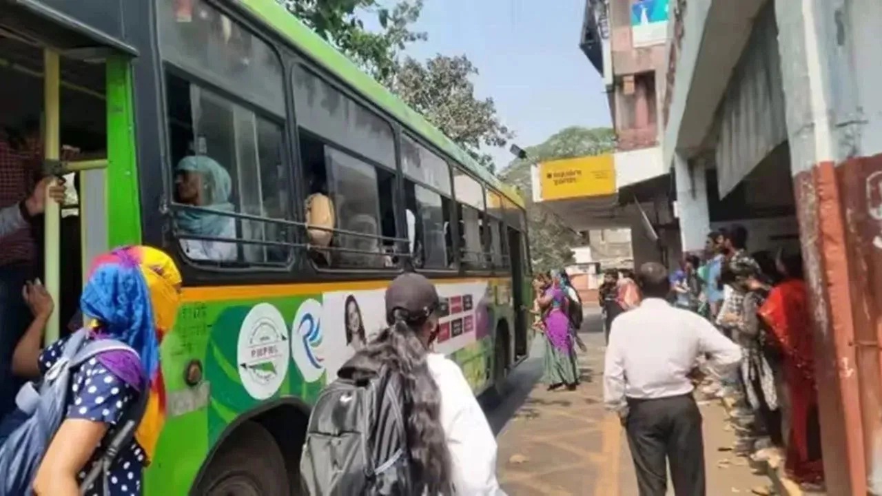 दुचाकीवर तिघे बसल्यास दंड, मात्र पीएमपी बसमधील जीवघेण्या गर्दीकडे दुर्लक्ष; कारवाई कधी होणार?