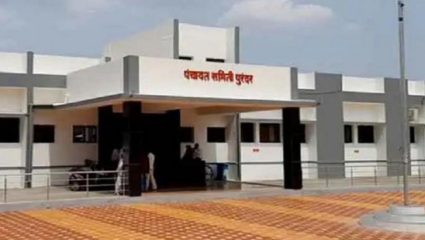पुरंदरच्या ग्रामसेवकांची पंचायत समितीत रंगली आखाड पार्टी, घरकुलांच्या कामाकडे दुर्लक्ष; सीईओंच्या आदेशाला केराची टोपली