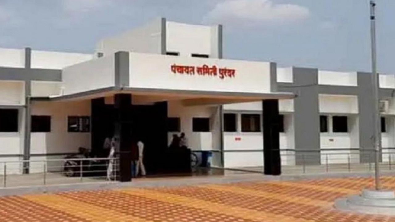 पुरंदरच्या ग्रामसेवकांची पंचायत समितीत रंगली आखाड पार्टी, घरकुलांच्या कामाकडे दुर्लक्ष; सीईओंच्या आदेशाला केराची टोपली