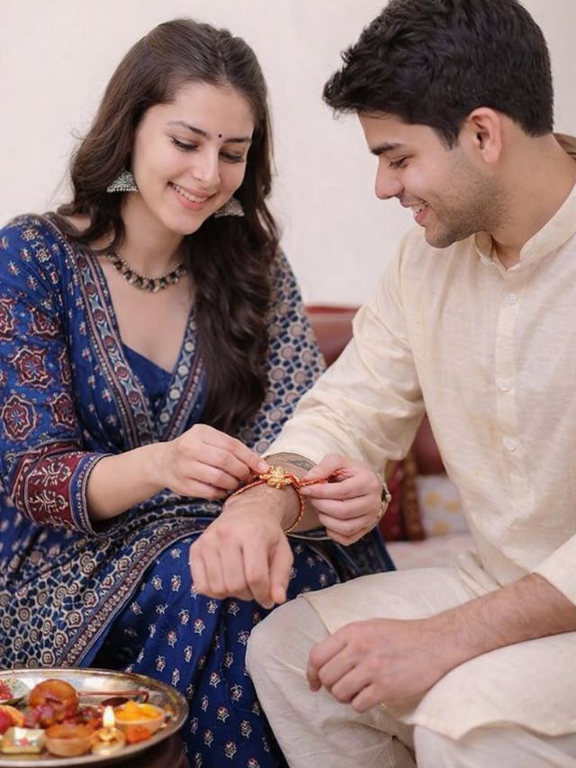 राखी बांधताना बहिणीने भावाला काय द्यावे? जाणून घ्या पारंपरिक प्रथा