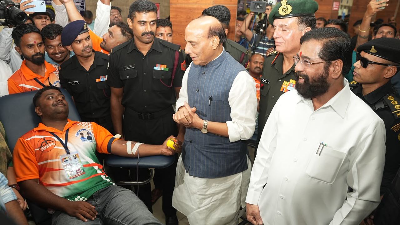 ‘जवान सीमेवर रक्त सांडतोय; महाराष्ट्र रक्तदानातून त्यांच्या पाठीशी उभा’; एकनाथ शिंदेंचा दिल्लीतील संदेश
