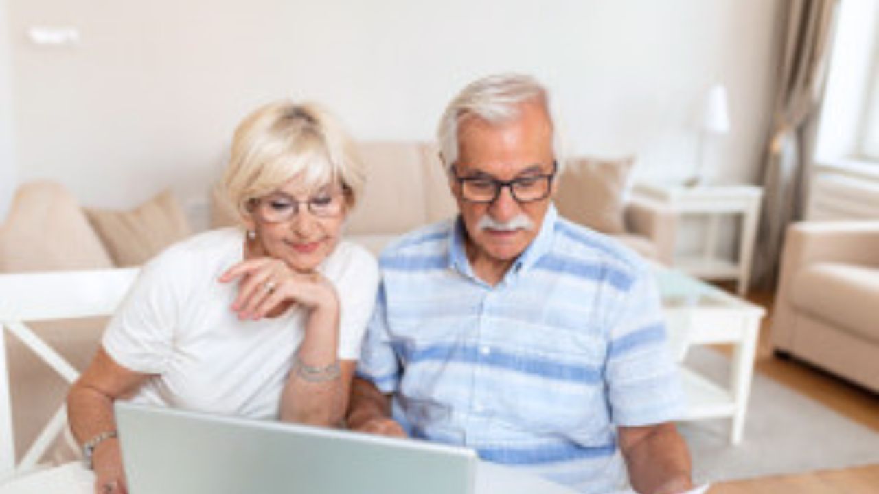 Courses After Retirement: रिटायरमेंटनंतर घरी बसून कंटाळलात का? मग ‘हे’ कोर्सेस ठरू शकतात तुमच्यासाठी फायदेशीर!