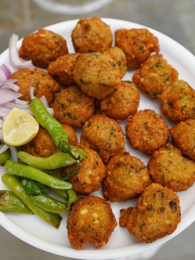 उरलेल्या भातापासून बनवा कुरकुरीत आणि चविष्ट भजी
