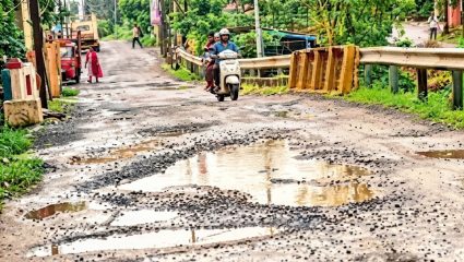 Raigad News: खड्ड्यांतूनच गणेशभक्तांचा प्रवास? साईनगरच्या रस्त्यांची चाळण, प्रशासनाकडे तातडीच्या दुरुस्तीची मागणी