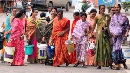 सासवडमधील महिलांचा प्रशासनाविरोधात एल्गार; नगरपालिकेत कचऱ्याच्या बादल्या घेऊन जोरदार निषेध  
