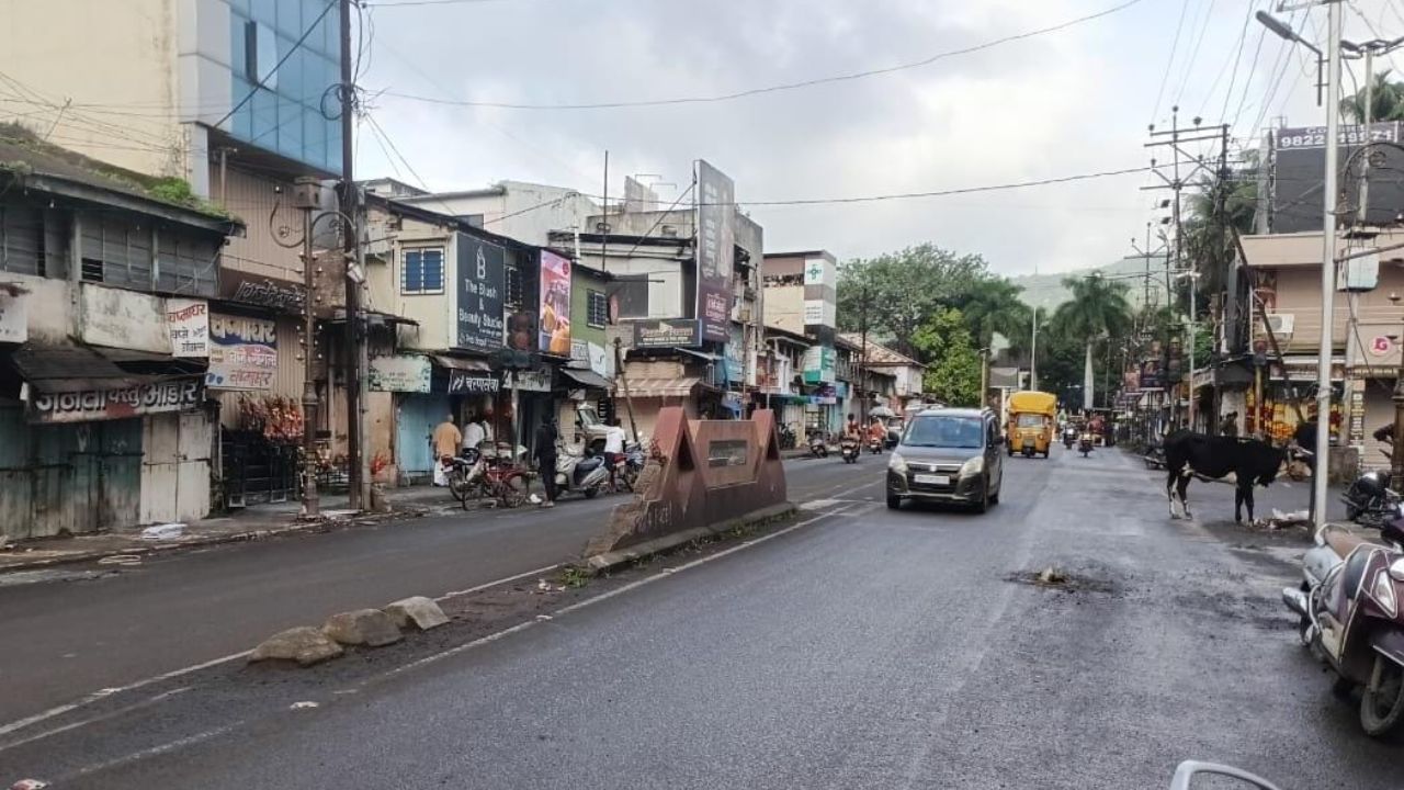 मोती चौकातील दुभाजक वर्षभरापासून दुरुस्तीच्या प्रतीक्षेत; यंत्रणेच्या दुर्लक्षामुळे अपघाताचा धोका वाढला