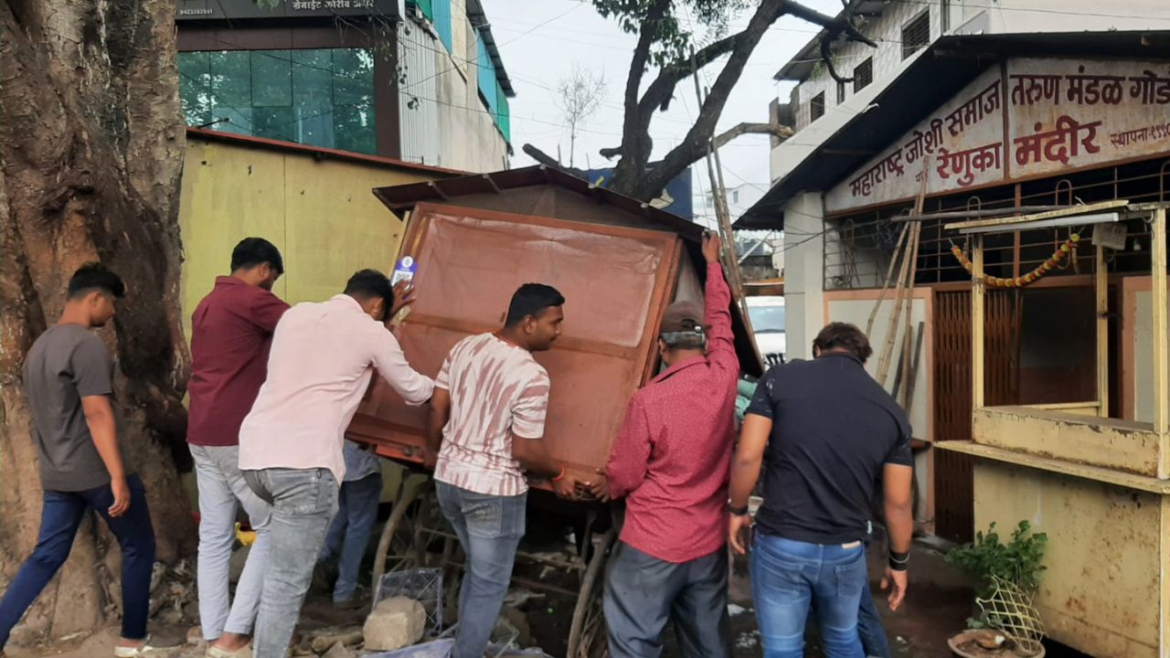 Satara News : गोडोलीत पालिकेचा हातोडा; रस्त्यावरील १५ फलक हटविले !