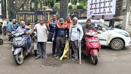 Satara News : दिव्यांगांच्या हातांनी भरले रस्त्याचे खड्डे; प्रशासनाला दिला  संवेदनशीलतेचा धडा !