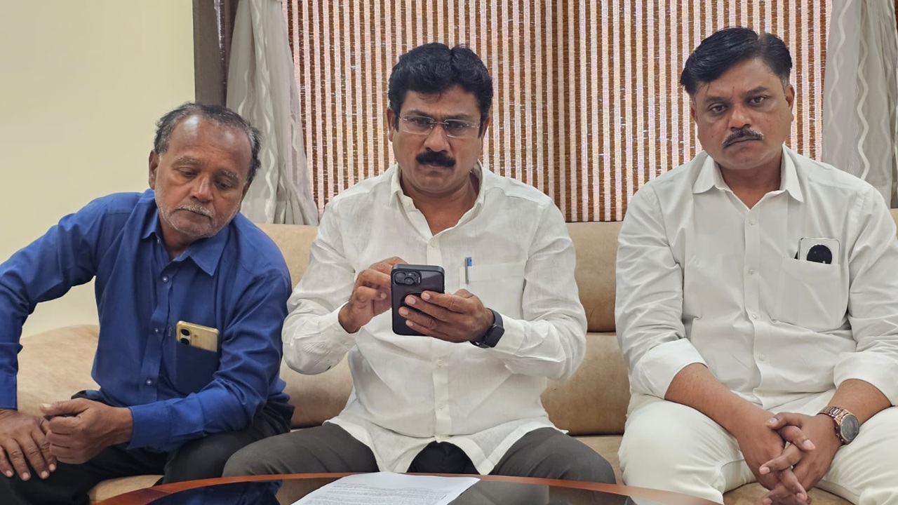 “आयुष्यभर पुजारी साहेब लक्षात राहील…” शेवगाव दंगलीत वंचित बहुजन आघाडीच्या प्रदेश उपाध्यक्षांना कसं गोवलं? खाकीचा भयानक चेहरा उघड