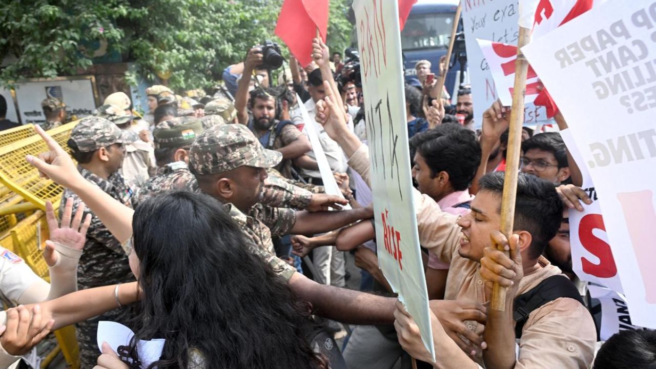 UGC NET परीक्षा रद्द झाल्याने विद्यार्थ्यांचा संताप; परीक्षा पुन्हा न घेण्याच्या मागणीसाठी NTA कार्यालयावर धडक!