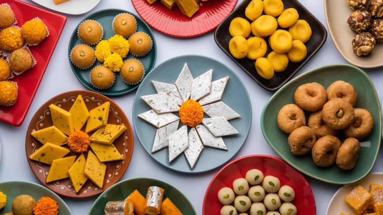Sweets Cravings: सतत गोड खावंसं का वाटतं? शरीराच्या ‘या’ संकेतांकडे दुर्लक्ष करू नका