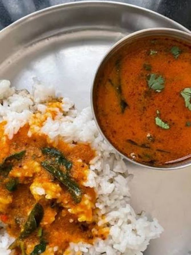 आंबट-गोड चवीचा गरमागरम टोमॅटो सार; भातासोबत लागतो भन्नाट