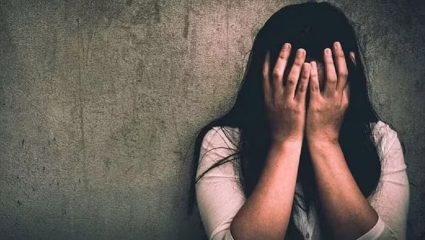 प्रियकरच बनला वैरी…! वाढदिवसाच्या बहाण्याने प्रेयसीला घरी बोलावले, केक कापला अन् मित्रांसोबत मिळून…पुढे खुपच भयानक घडलं