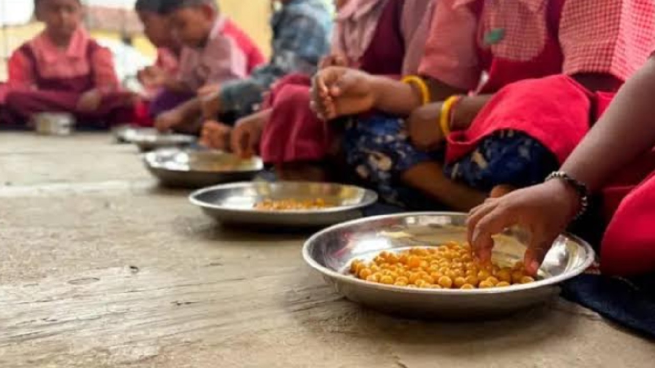 पुरंदरमधील अंगणवाड्यांमध्ये निकृष्ट वाटाणा; पंचायत समितीमध्ये तक्रार करूनही प्रशासनाचे दुर्लक्ष