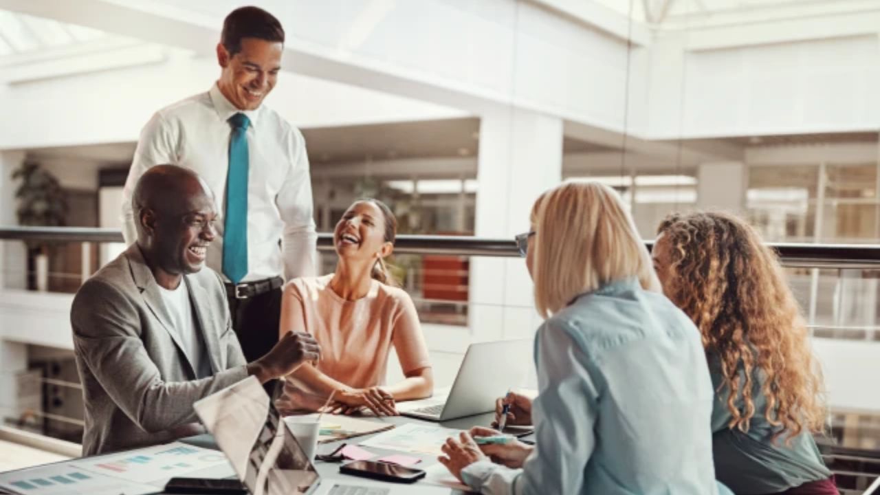 Workplace Etiquette: ऑफिसमध्ये कधीही करू नका ‘या’ ५ गोष्टींबद्दल चर्चा; अन्यथा धोक्यात येऊ शकते तुमचे करिअर!