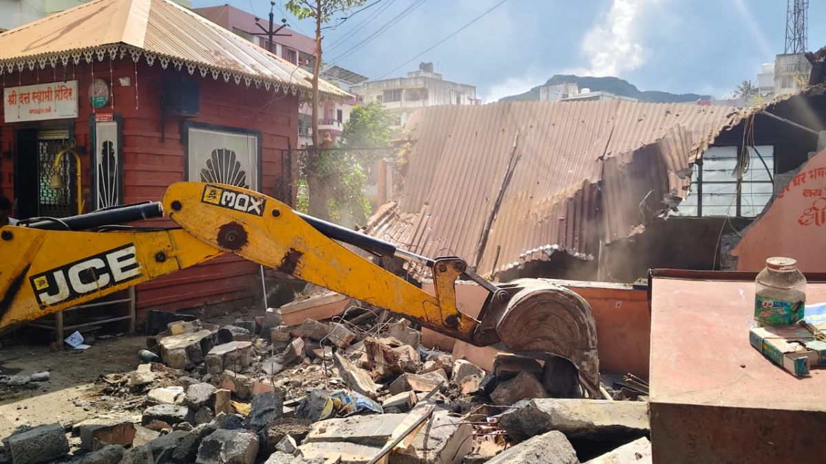 Satara News: साताऱ्यात पालिकेची धडक कारवाई; मंगळवार तळ्यालगतचे बांधकाम जेसीबीने हटविले