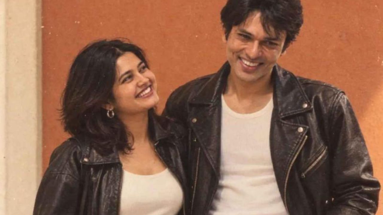 आता या 80s वाले फोटोंमुळे चाहत्यांची उत्सुकता अजूनच वाढली आहे. लोकांना वाटतंय की सिनेमात पण असा काही रेट्रो लूक असेल का? प्राजक्ता आणि ललितची जोडी मोठ्या पडद्यावर बघण्यासाठी सगळे वाट बघत आहेत. तुम्हाला ही जोडी आवडते का? आणि हा 80s चा लूक कसा वाटला कमेंट करून नक्की सांगा.