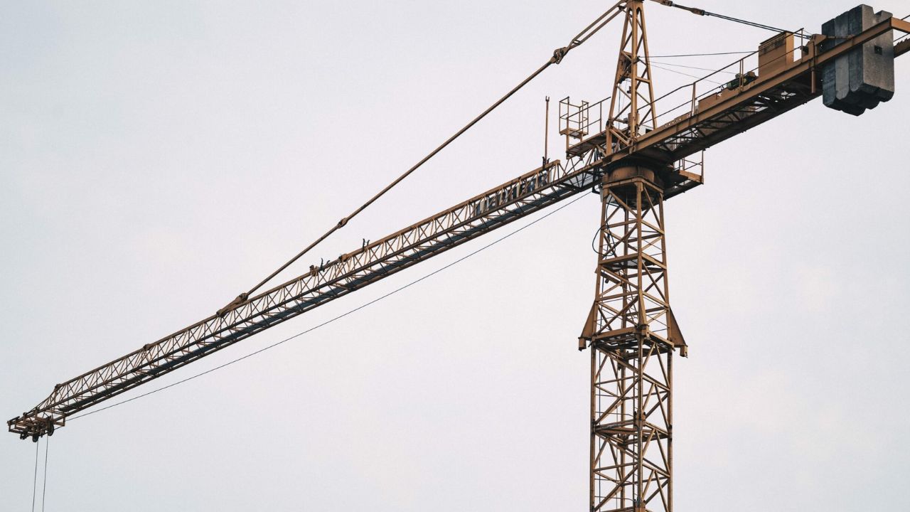 Dubai Crane Operator Salary: दुबईत क्रेन ऑपरेटर बनून कसा कमावतोय लाखो रुपये? जाणून घ्या एका क्लिकवर..