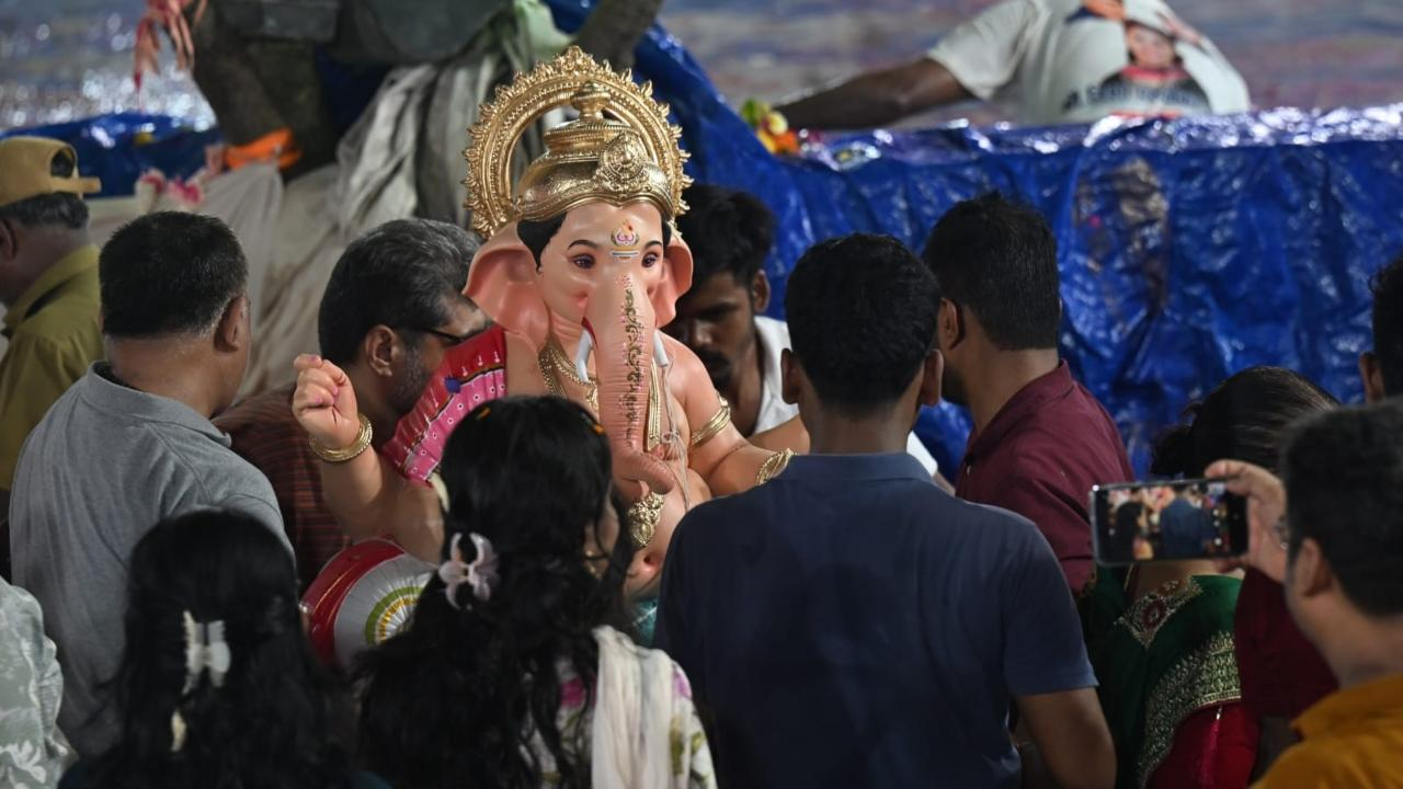 Ganesh Visarjan : विसर्जन मिरवणुकीवर पोलिसांची करडी नजर! 6500 हून अधिक जवान तैनात; CCTV अन् Drone ने देखरेख