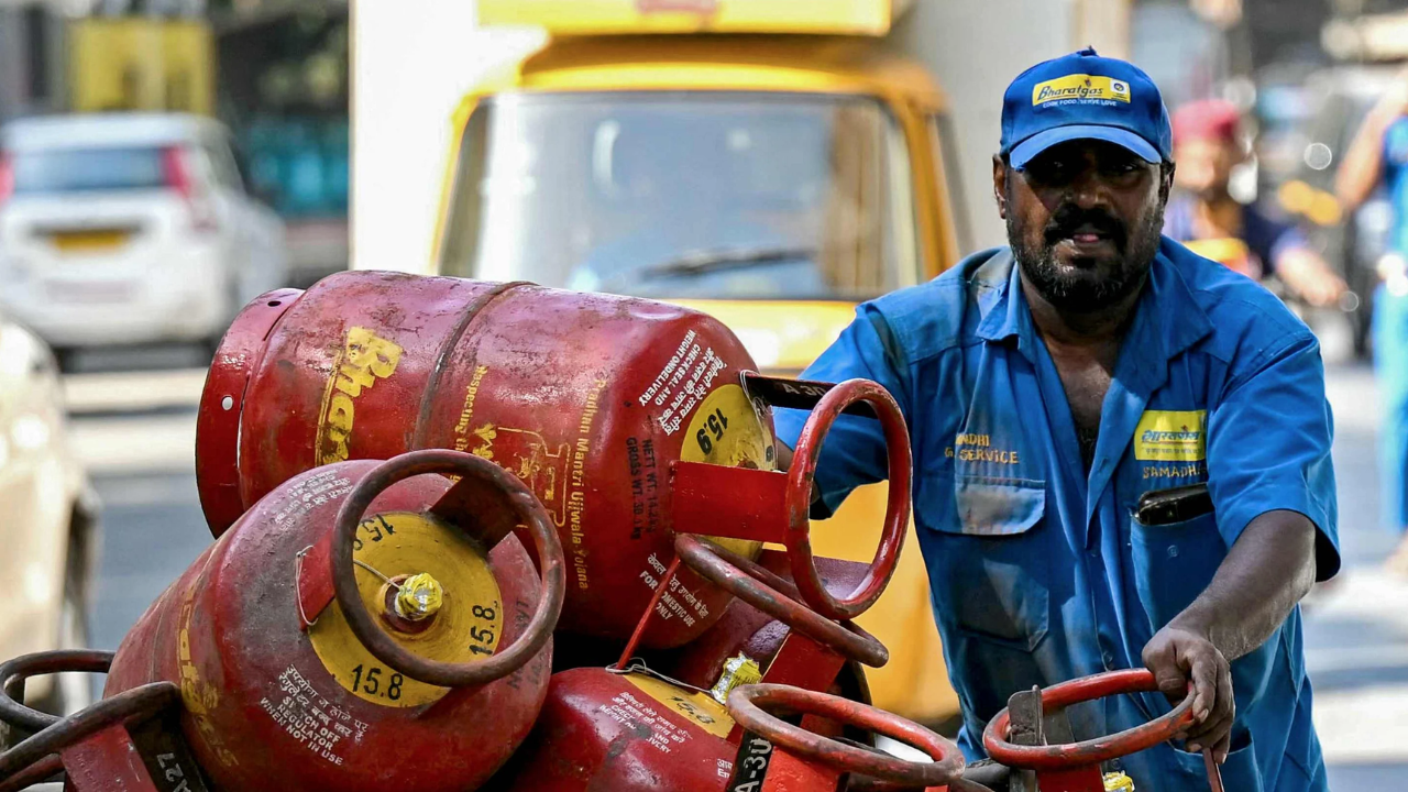 काय सांगता… आता नवीन गॅस कनेक्शन मिळणार नाही? e-KYC न केल्यामुळे LPG लाभार्थ्यांची संख्या घटली