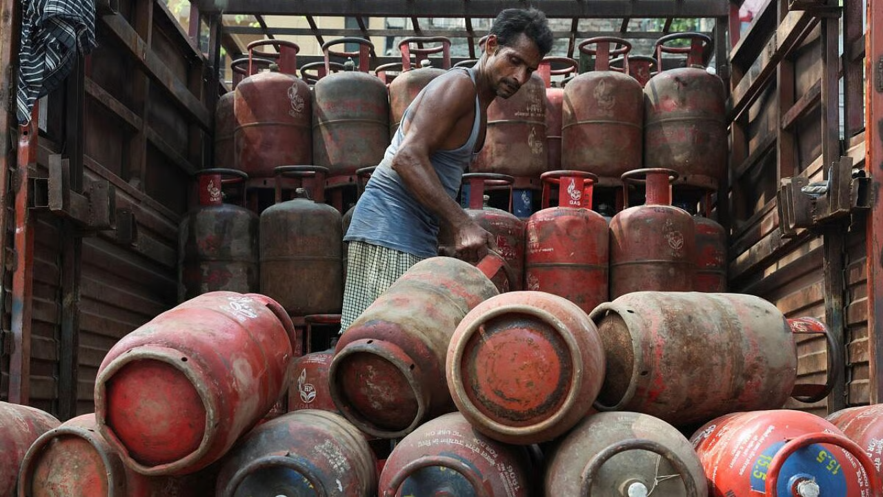 LPG Cylinder बुकिंग अन् Payment महागणार? UPI च्या नव्या नियमांमुळे गॅस वितरकांची डोकेदुखी वाढली