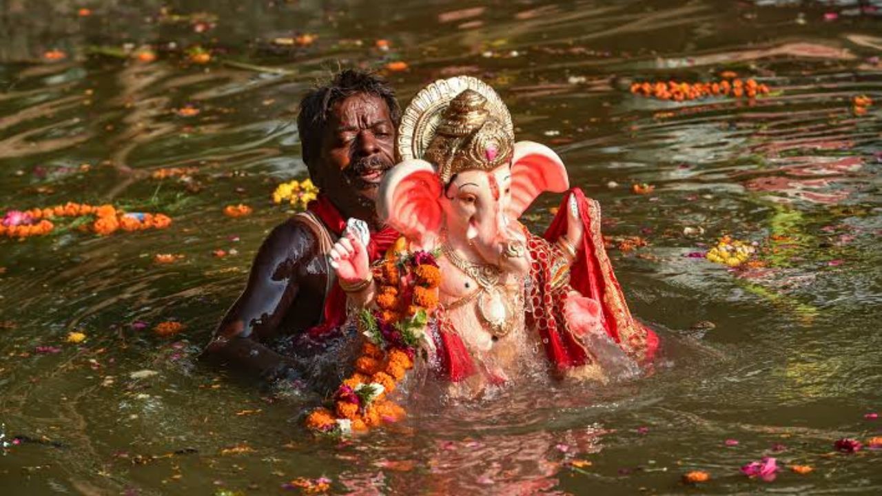 मुंबई उच्च न्यायालयाचा महत्त्वाचा निर्णय! 6 फुटांपर्यंतच्या POP Ganpati Visarjan कृत्रिम तलावातच; मोठ्या मूर्तींना सशर्त मुभा