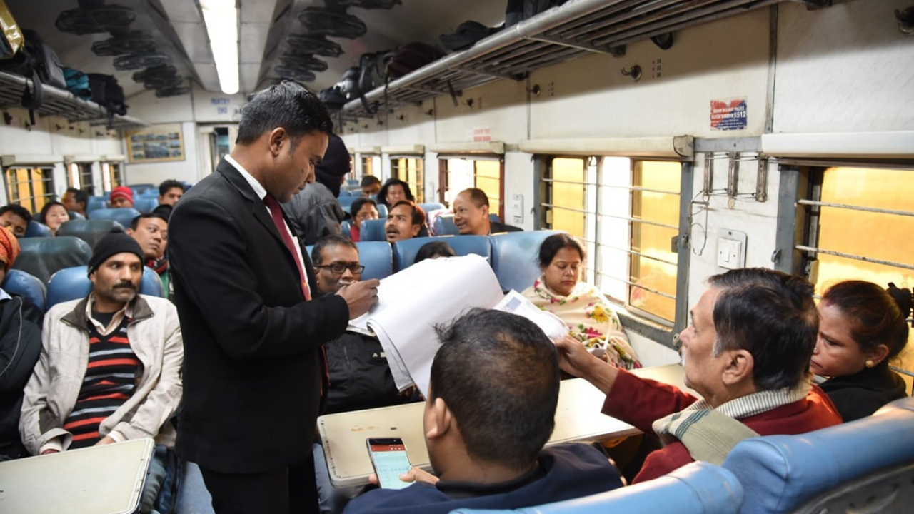 Railway New Rules : फक्त तिकीट किंवा पास असून चालणार नाही! 1 ऑक्टोबरपासून रेल्वे नियम कडक; सोबत ठेवा ‘हे’ कागदपत्रे